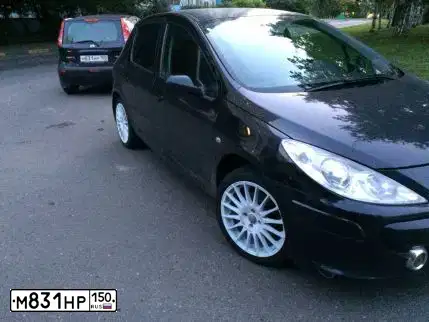 Фото автомобиля NISSAN NOTE, 2007 — госномер М831НР150. Цвет: ЧЕРНЫЙ