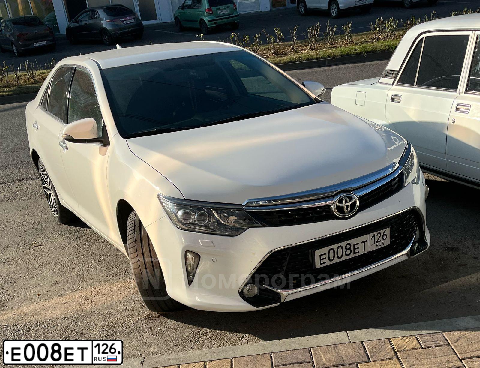 Фото автомобиля TOYOTA CAMRY, 2016 — госномер Е944ВЕ01. Цвет: Белый