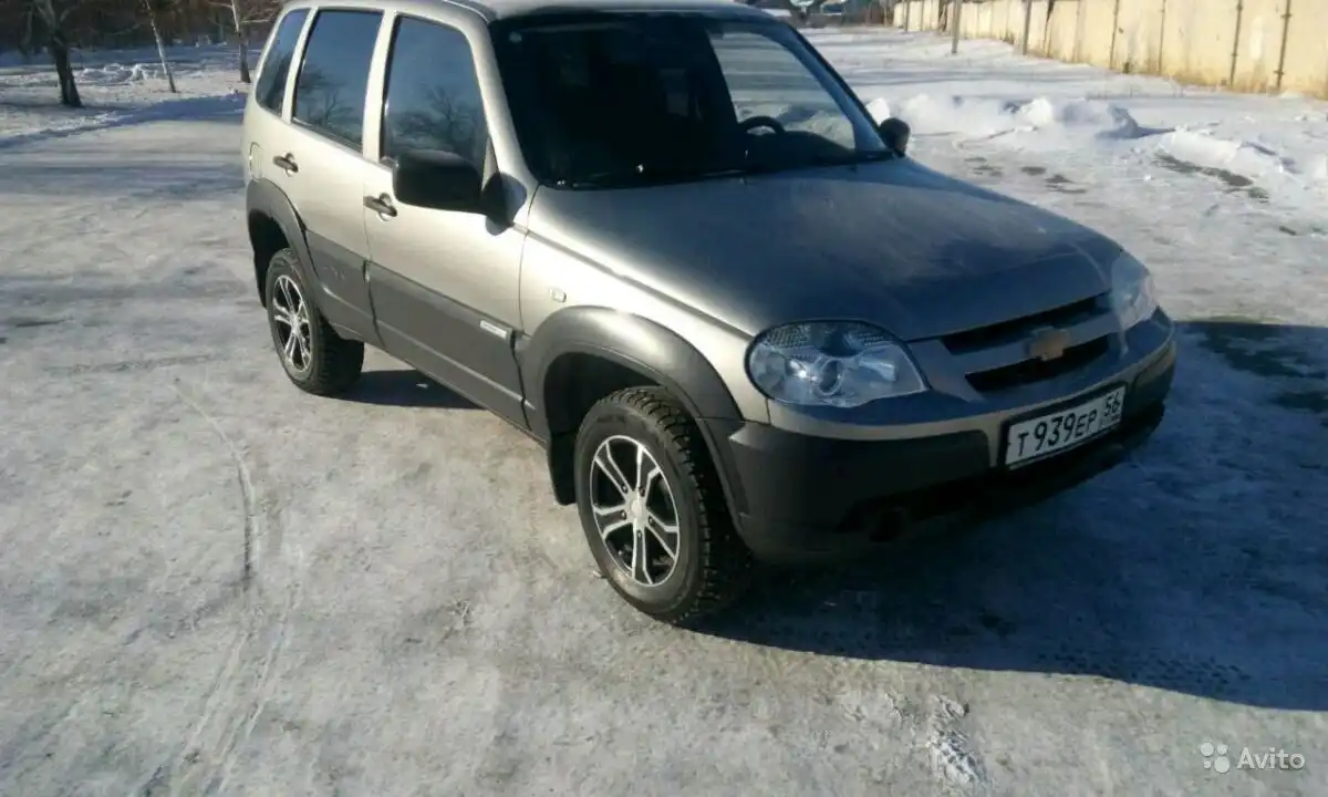 Фото автомобиля CHEVROLET NIVA, 2012 — госномер Т939ЕР56. Цвет: СЕРО-КОРИЧНЕВЫЙ МЕТАЛЛИК