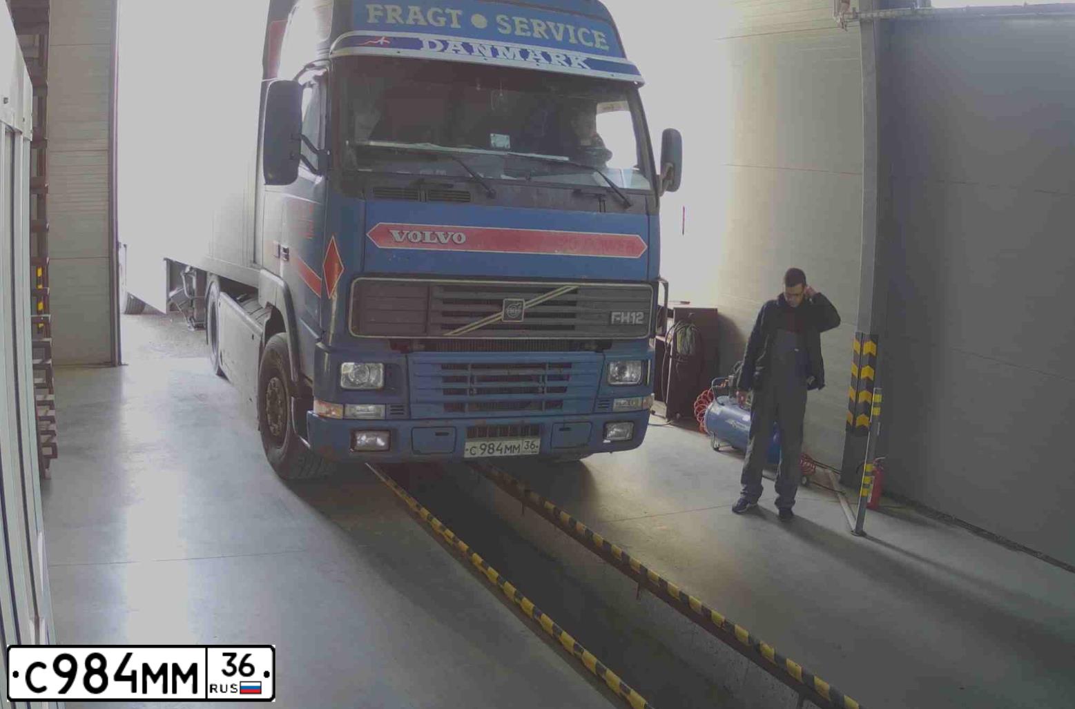 Фото автомобиля VOLVO FH12, 1995 — госномер М251СО164. Цвет: синий