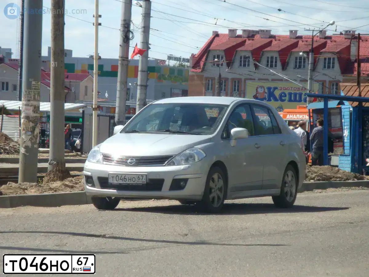 Фото автомобиля NISSAN TIIDA, 2013 — госномер М056КЕ67. Цвет: Серебристый