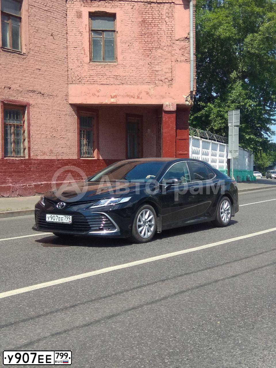 Фото автомобиля TOYOTA CAMRY, 2022 — госномер У907ЕЕ799. Цвет: ЧЕРНЫЙ