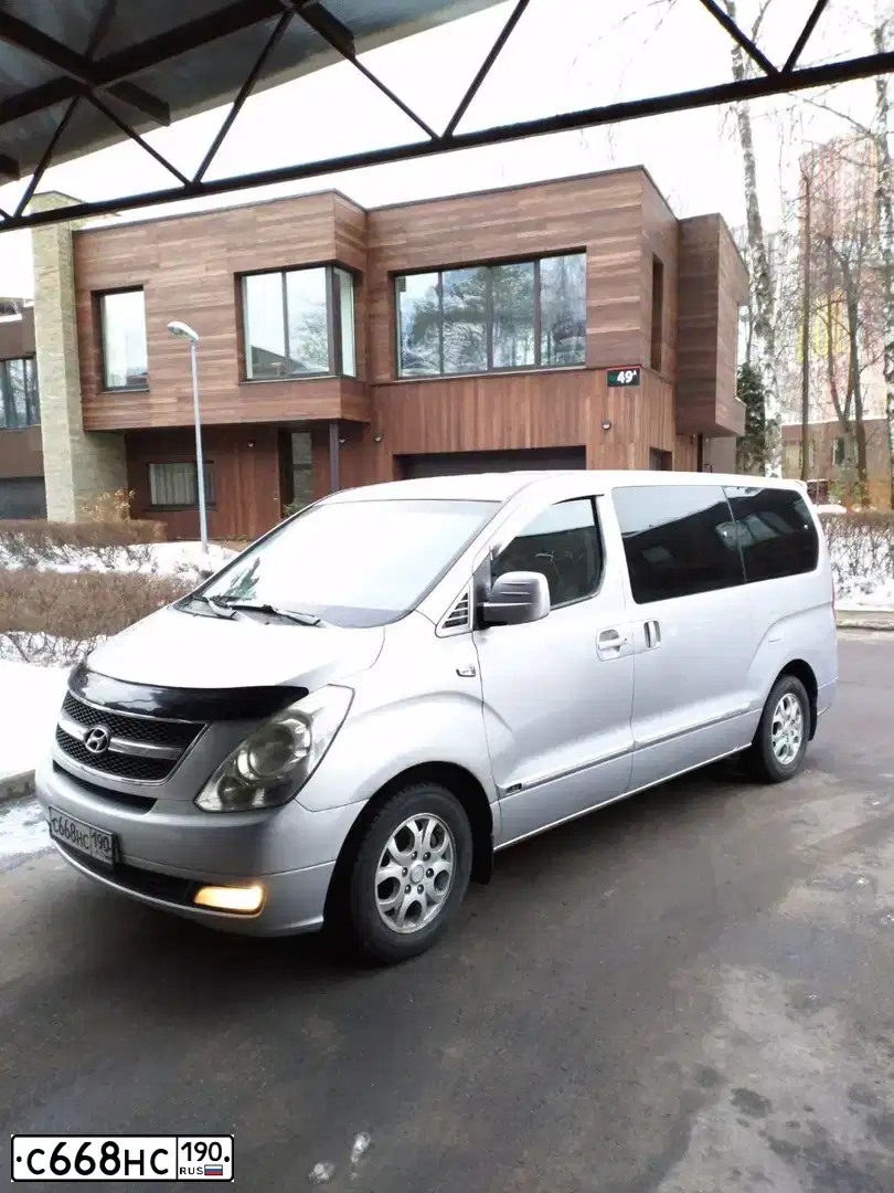 Фото автомобиля HYUNDAI GRAND STAREX, 2008 — госномер Т811ЕВ761. Цвет: СЕРЫЙ