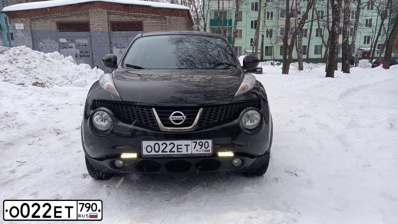 Фото автомобиля NISSAN JUKE, 2011 — госномер Е008ТУ71. Цвет: ЧЕРНЫЙ