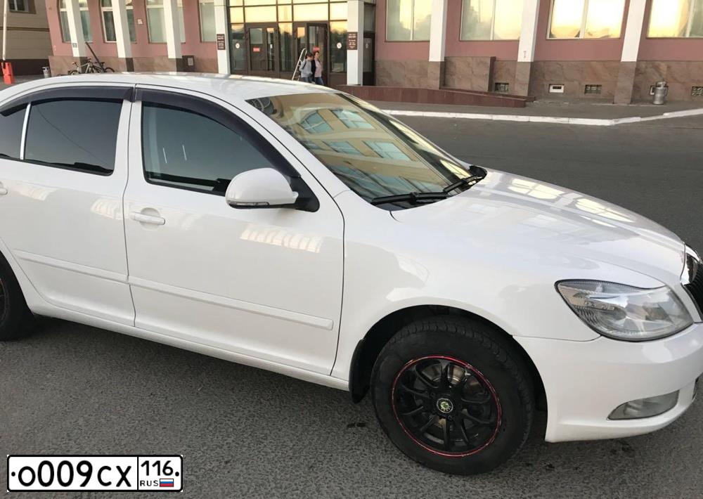 Фото автомобиля SKODA OCTAVIA, 2011 — госномер У833МО716. Цвет: Белый