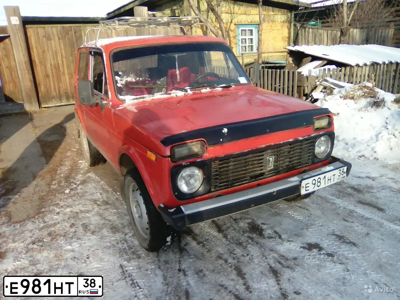 Фото автомобиля LADA 2121 NIVA, 1990 — госномер Е981НТ38. Цвет: Красный