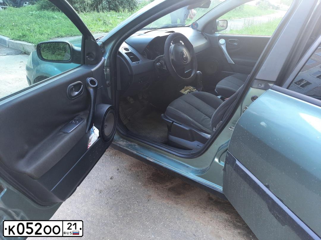 Фото автомобиля RENAULT MEGANE, 2004 — госномер К052ОО21. Цвет: СЕРО-ЗЕЛЕНЫЙ