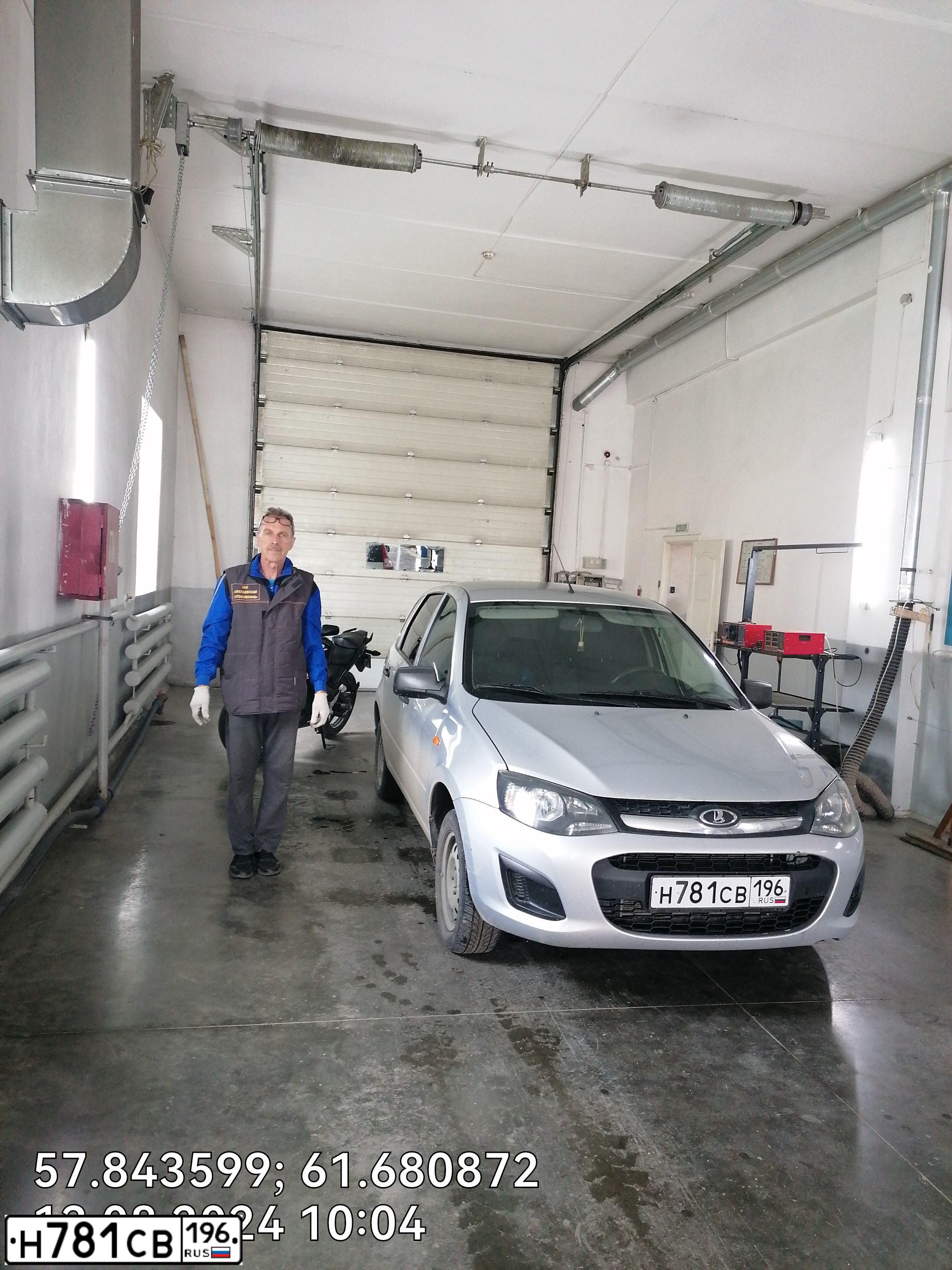 Фото автомобиля LADA 2192 KALINA, 2014 — госномер Т969АА196. Цвет: Серебристый