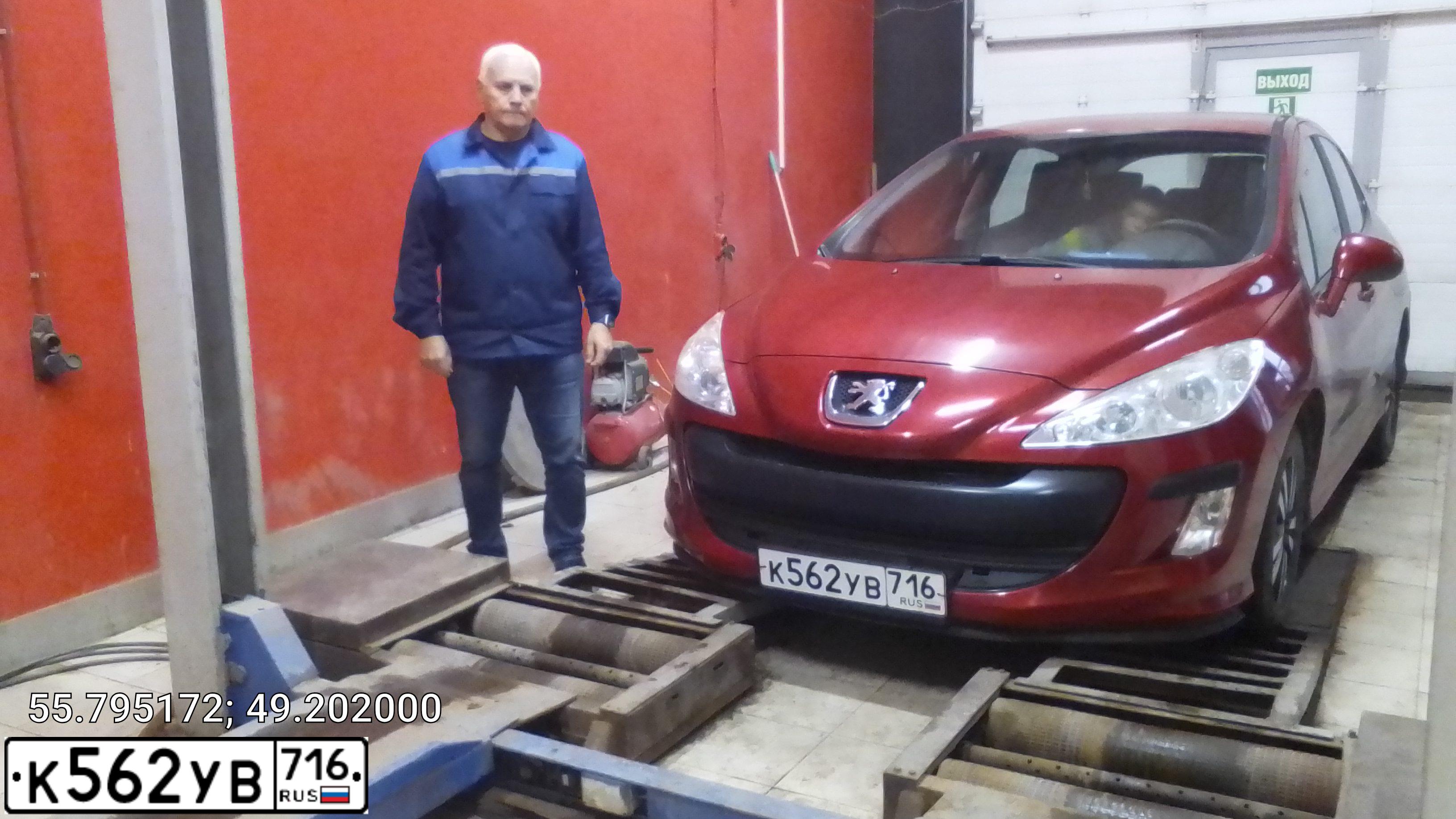 Фото автомобиля PEUGEOT 308, 2010 — госномер К562УВ716. Цвет: Красный