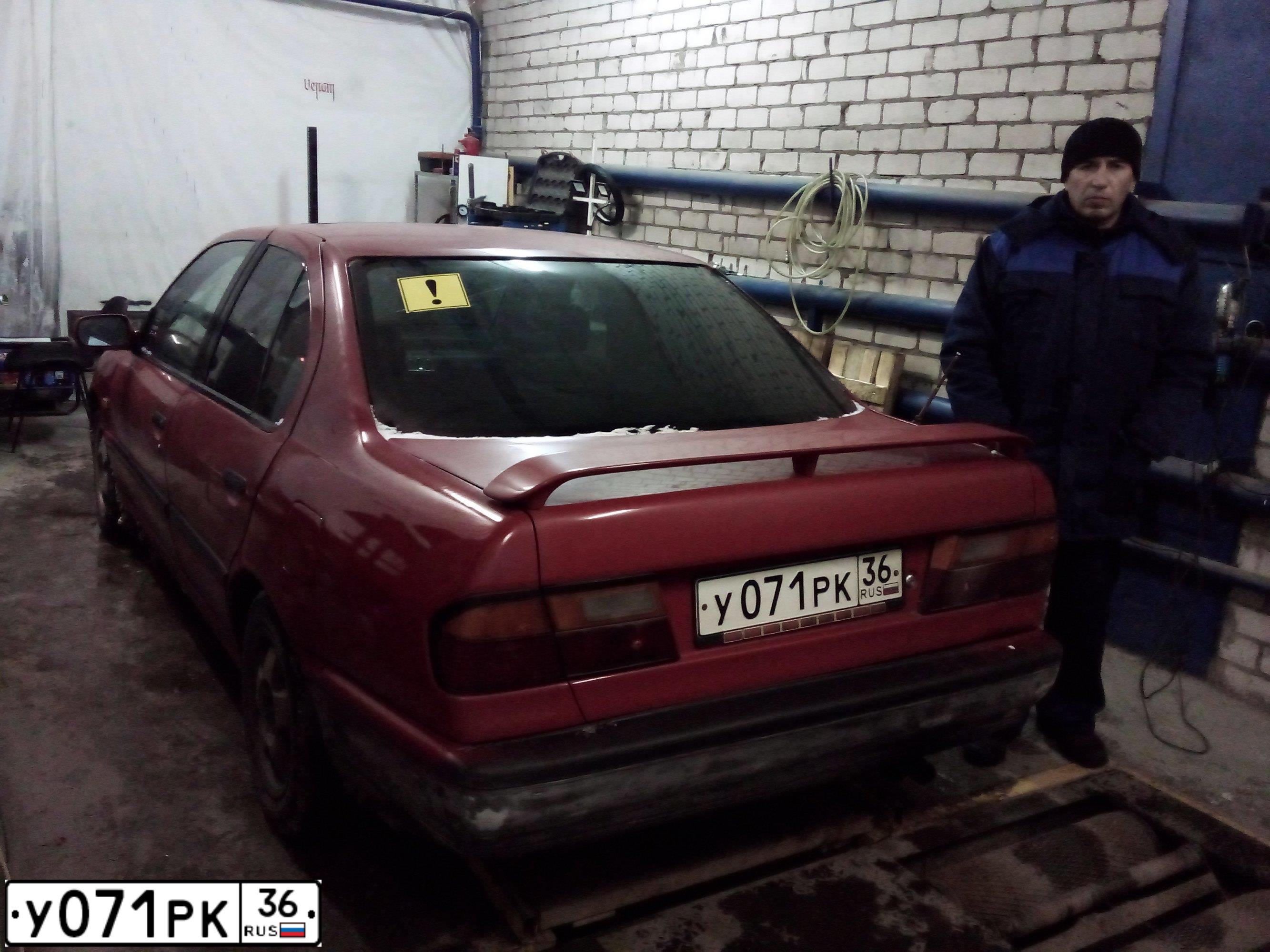 Фото автомобиля NISSAN PRIMERA, 1992 — госномер У071РК36. Цвет: Красный