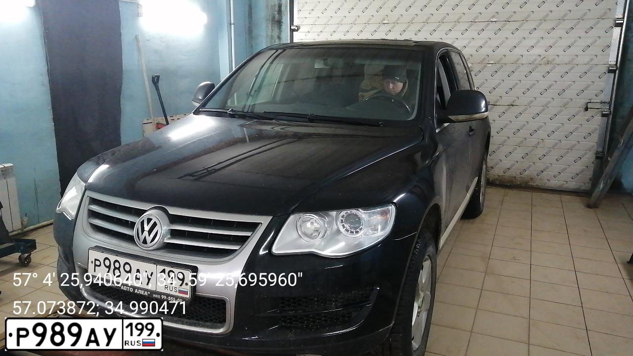 Фото автомобиля VOLKSWAGEN TOUAREG, 2008 — госномер Р989АУ199. Цвет: ЧЕРНЫЙ