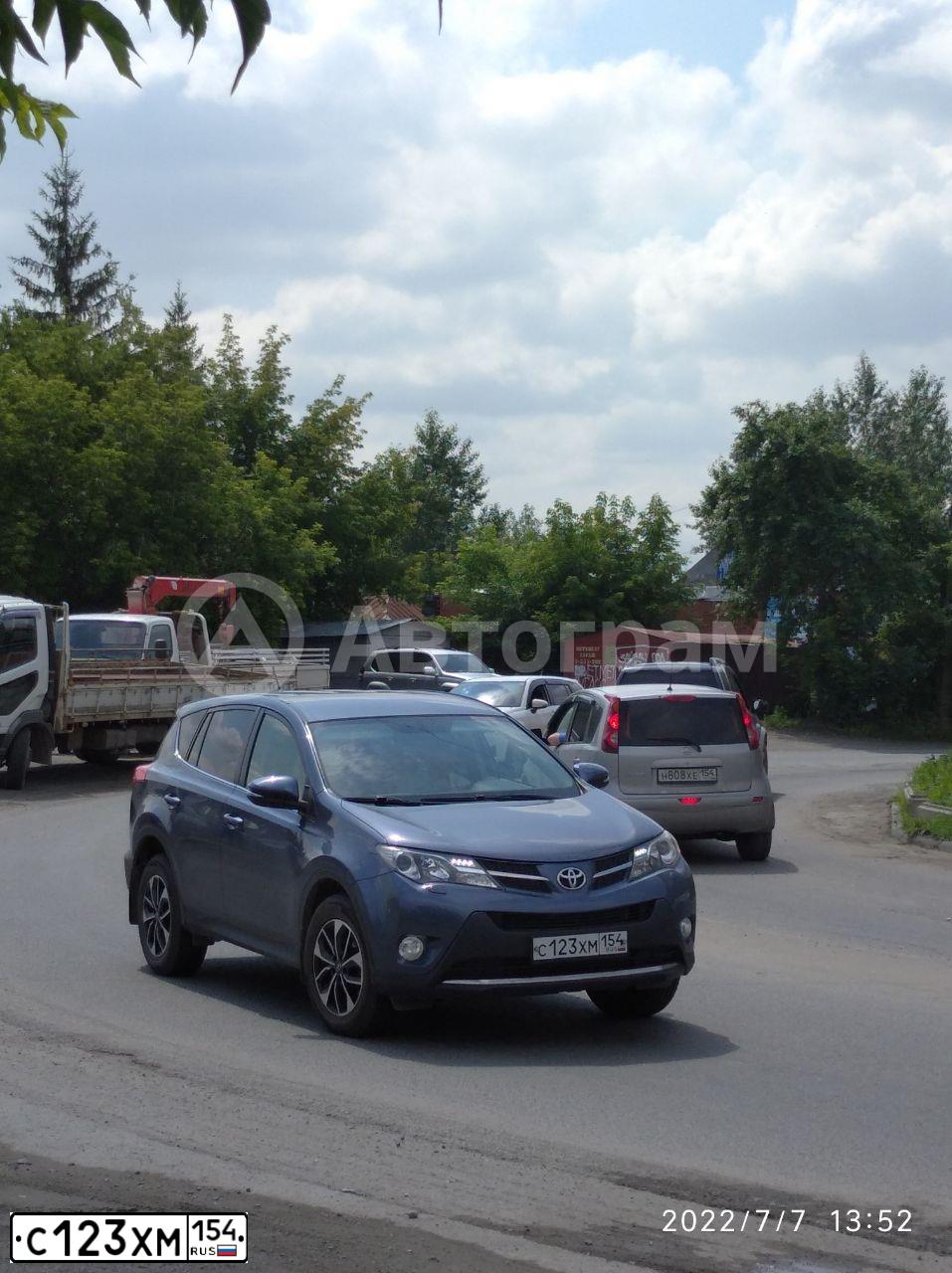 Фото автомобиля KIA SPORTAGE, 2013 — госномер С123ХМ154. Цвет: Серебристый