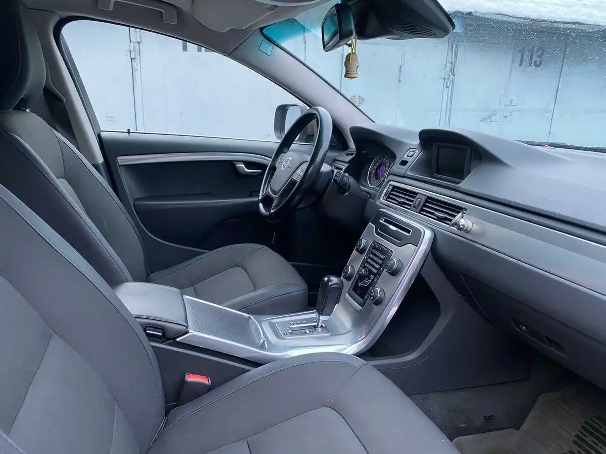 Фото автомобиля VOLVO XC70, 2012 — госномер Х989СЕ799. Цвет: Коричневый