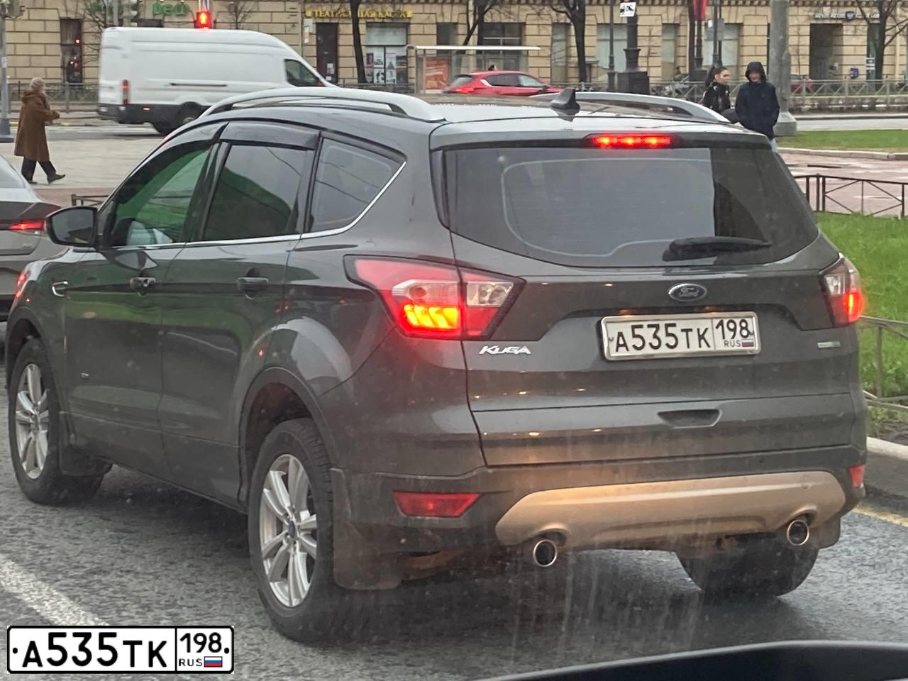 Фото автомобиля FORD KUGA, 2018 — госномер А535ТК198. Цвет: Серый