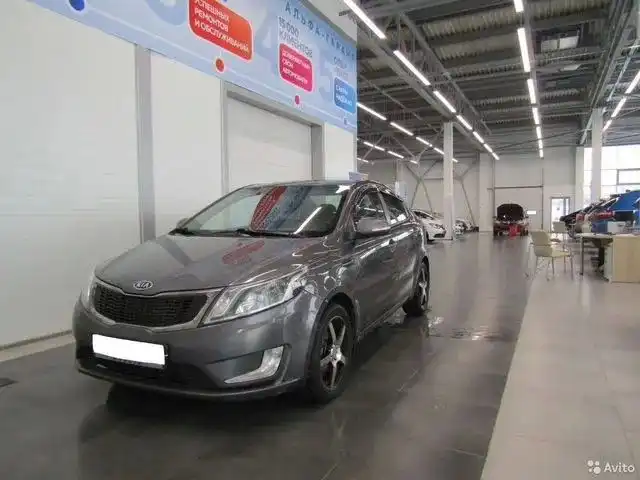 Фото автомобиля KIA RIO, 2012 — госномер М235РС159. Цвет: СЕРЫЙ