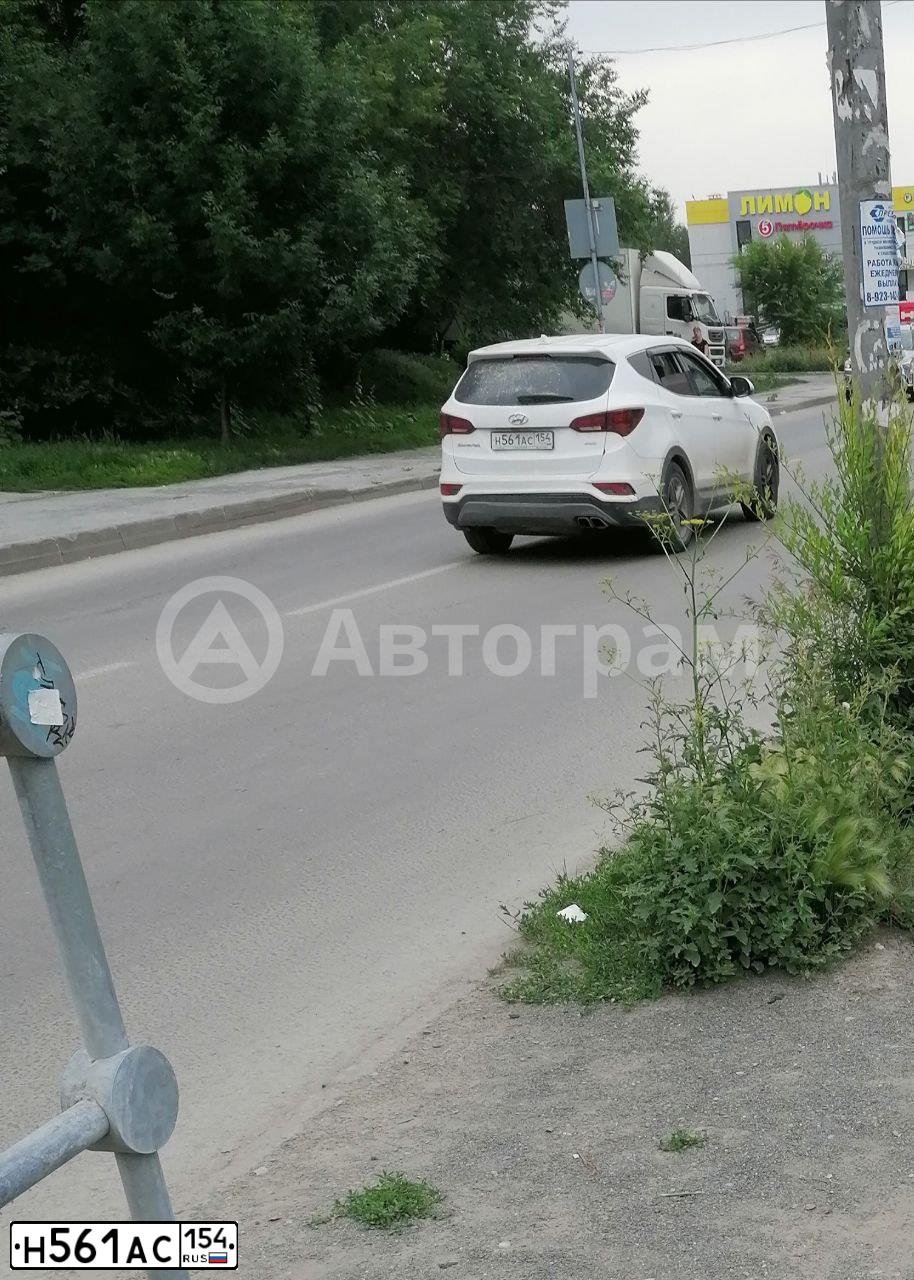 Фото автомобиля HYUNDAI SANTA FE, 2017 — госномер Н561АС154. Цвет: БЕЛЫЙ