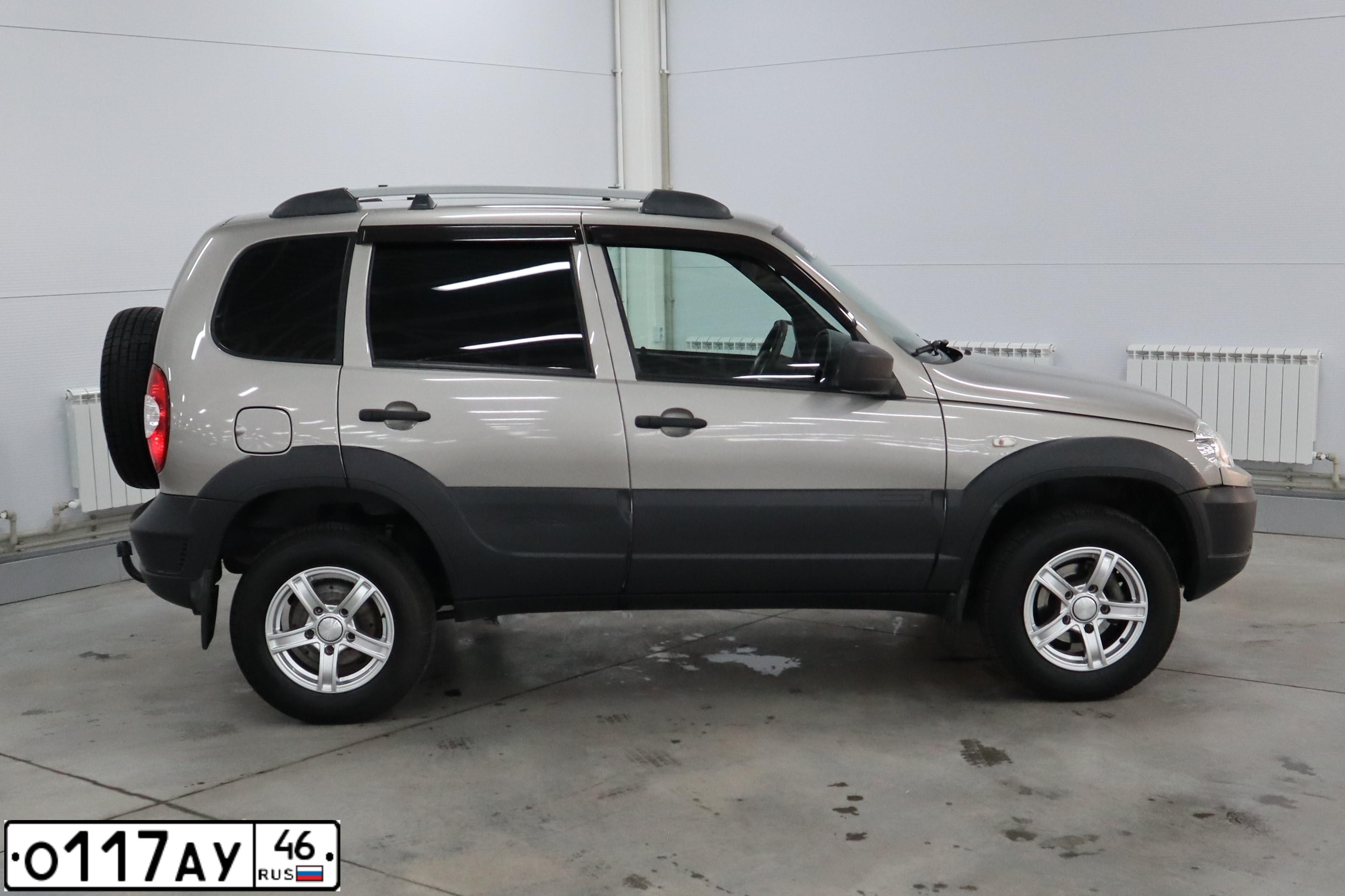 Фото автомобиля CHEVROLET NIVA, 2019 — госномер О117АУ46. Цвет: Серо-коричневый металлик