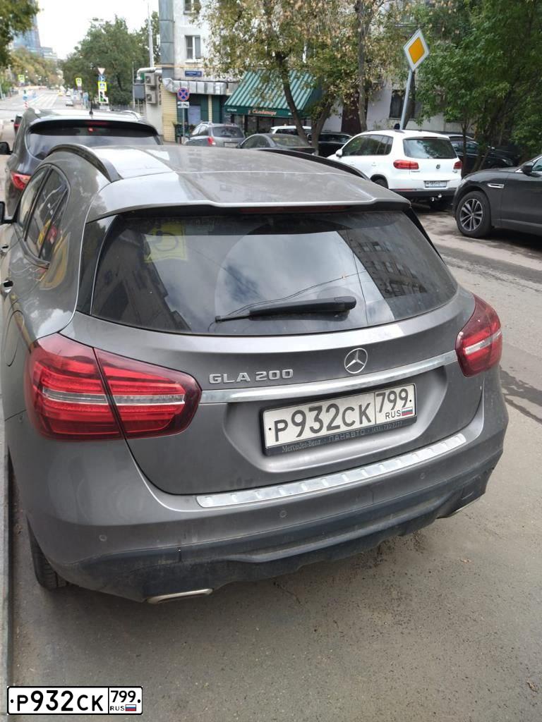 Фото автомобиля MERCEDES GLA-KLASSE, 2019 — госномер Р932СК799. Цвет: Серый