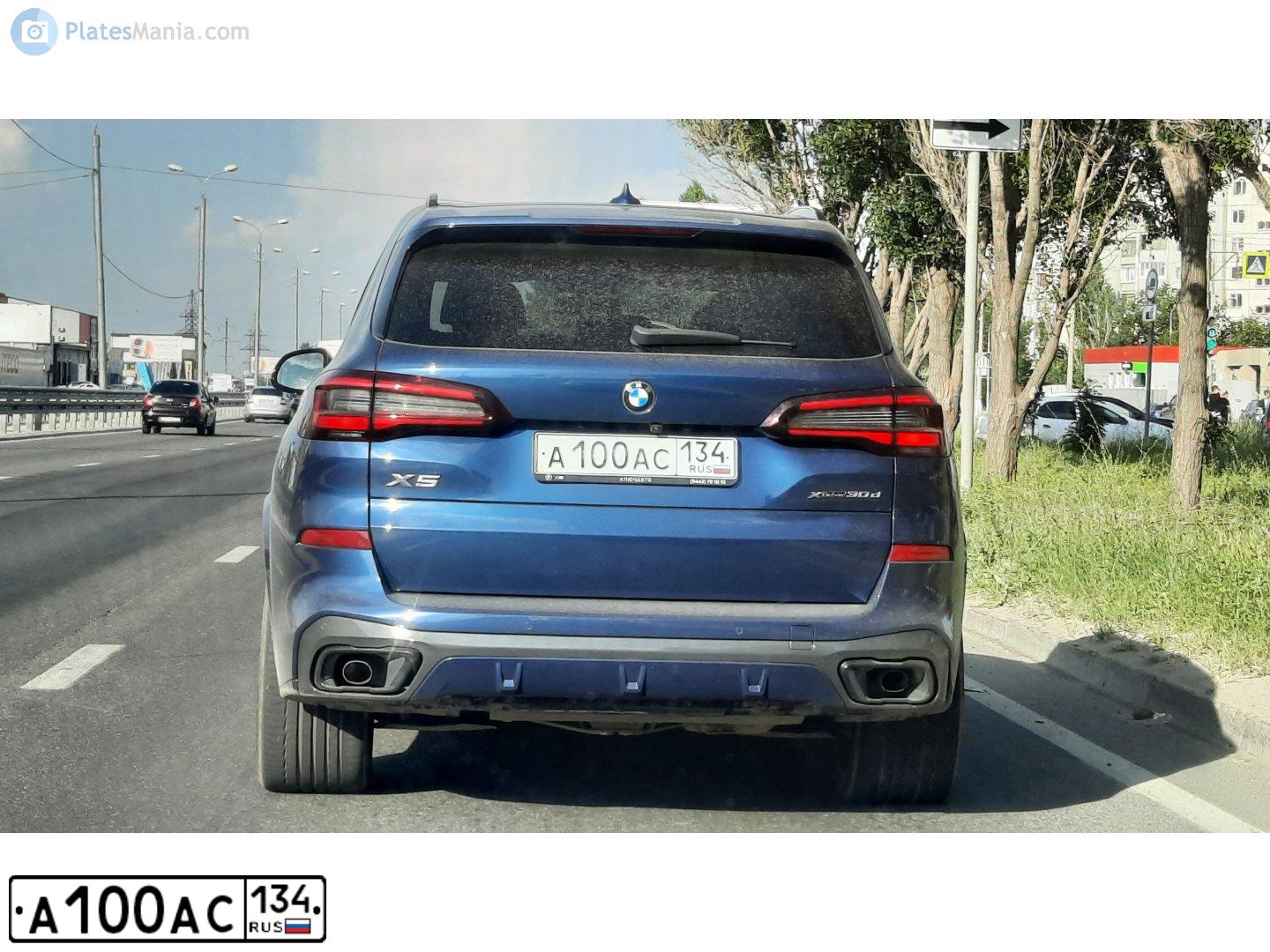 Фото автомобиля VOLKSWAGEN TOUAREG, 2015 — госномер К229ОХ134. Цвет: Белый