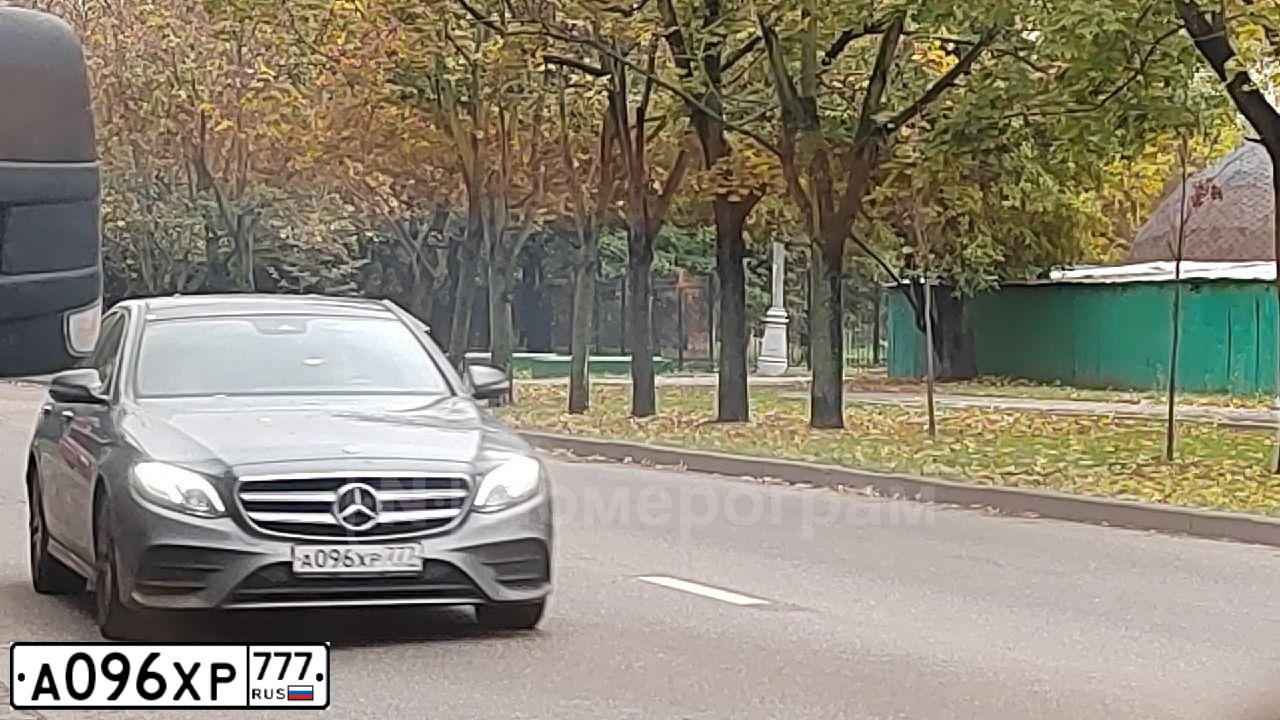 Фото автомобиля MERCEDES E-KLASSE, 2017 — госномер А096ХР777. Цвет: Серый