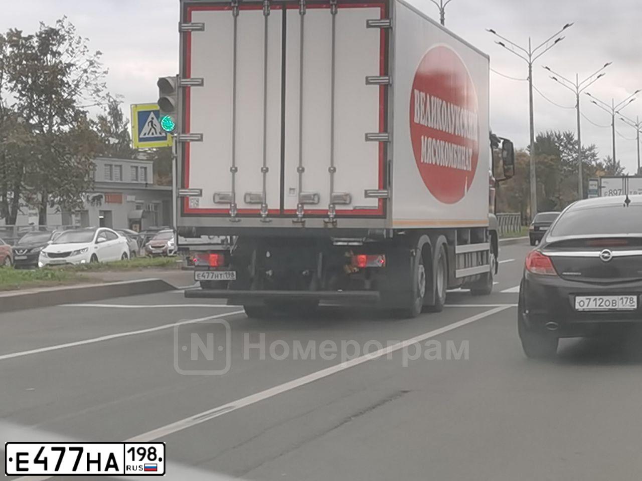 Фото автомобиля BMW SERIE 5, 2010 — госномер Р102УЕ40. Цвет: синий