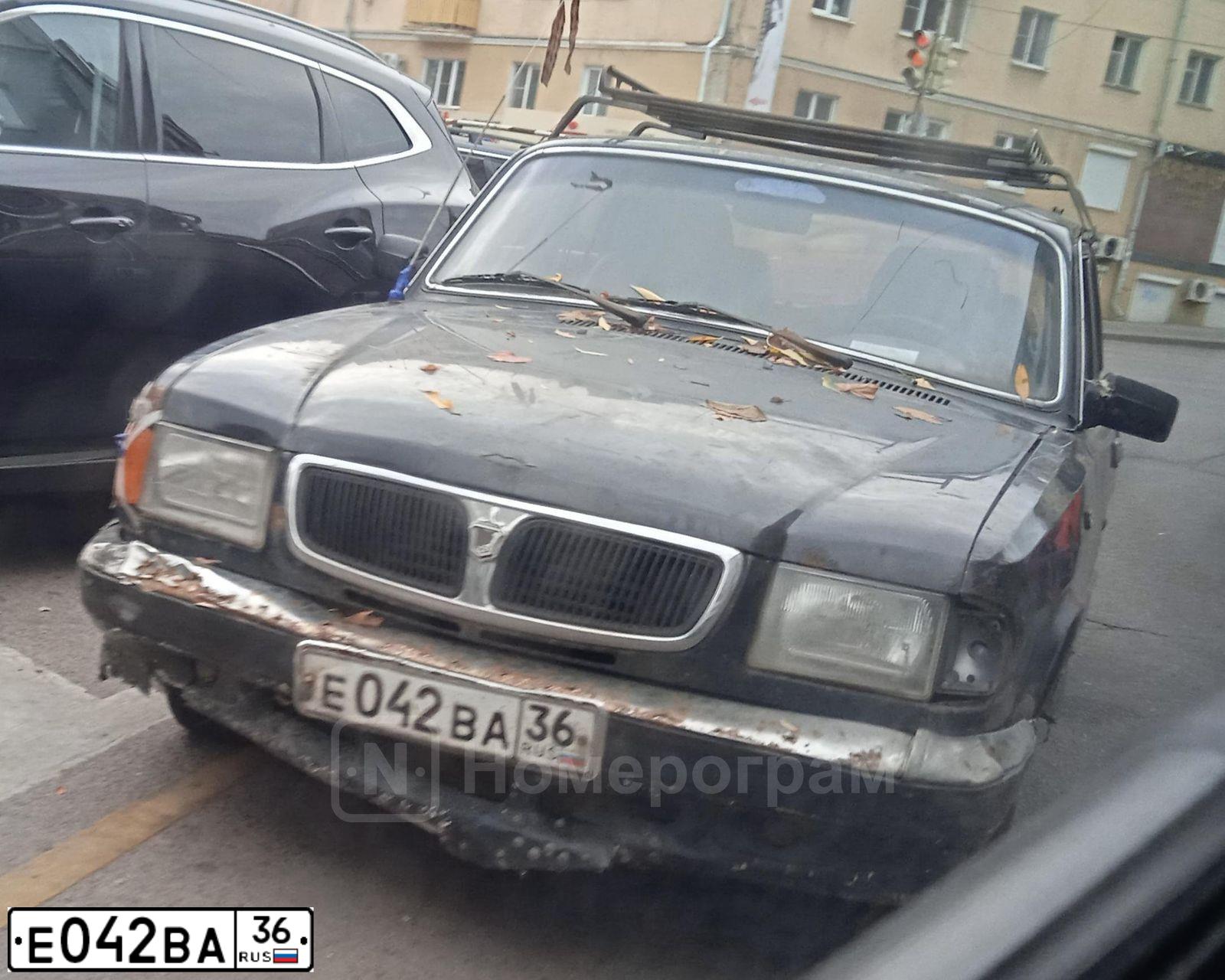 Фото автомобиля GAZ 3110 WOLGA, 2001 — госномер Е042ВА36. Цвет: ЧЕРНЫЙ