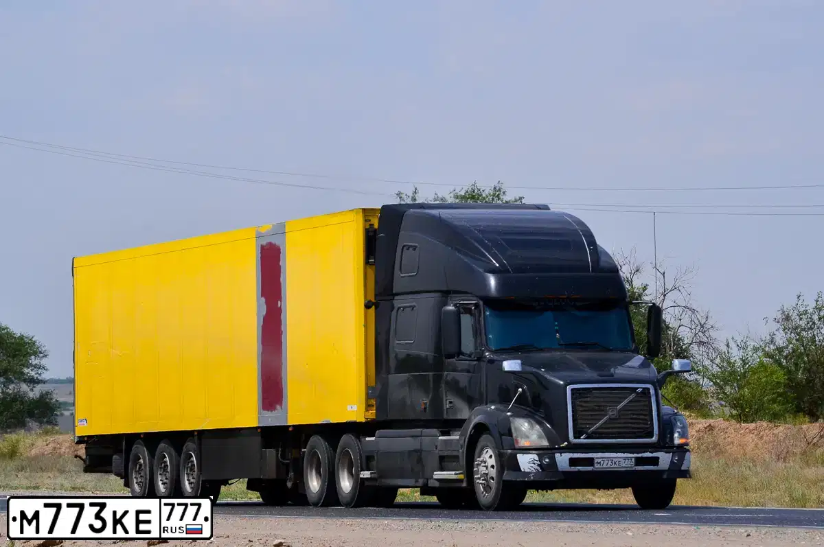Фото автомобиля VOLVO SERIE VNL /6X4/, 2004 — госномер М773КЕ777. Цвет: ЧЕРНЫЙ