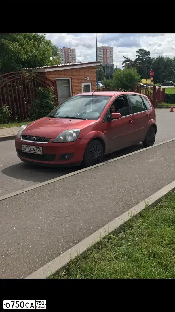 Фото автомобиля FORD FIESTA / ASPIRE, 2007 — госномер О750СА750. Цвет: Красный