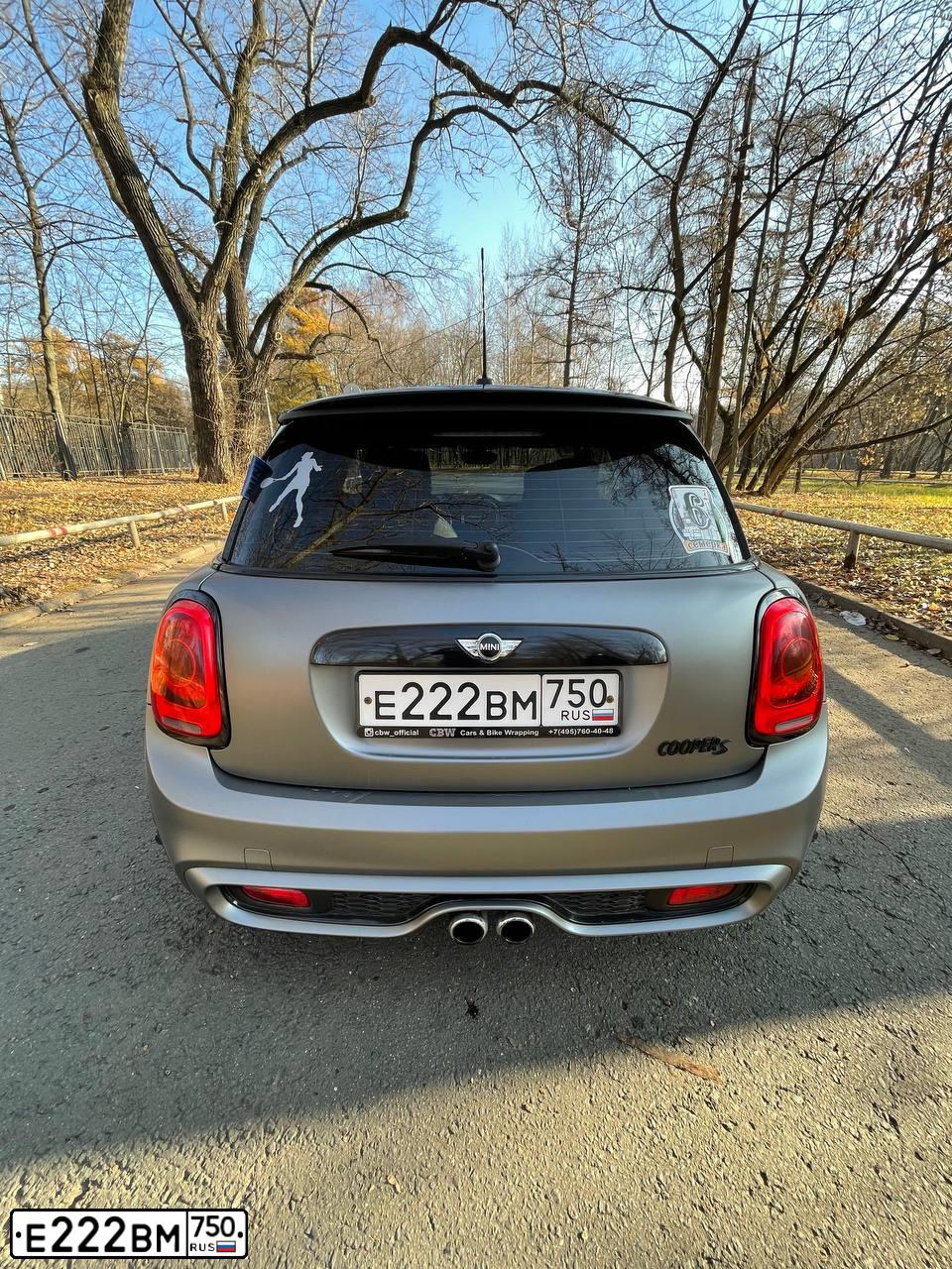 Фото автомобиля MINI МИНИ КУПЕР S, 2016 — госномер Р014ОВ198. Цвет: темно-серый