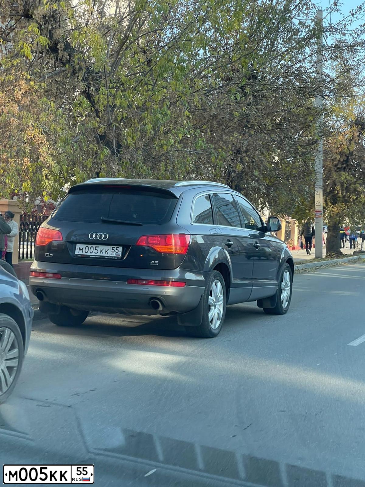 Фото автомобиля AUDI Q7, 2006 — госномер Н011ЕВ55. Цвет: ТЕМНО-СЕРЫЙ