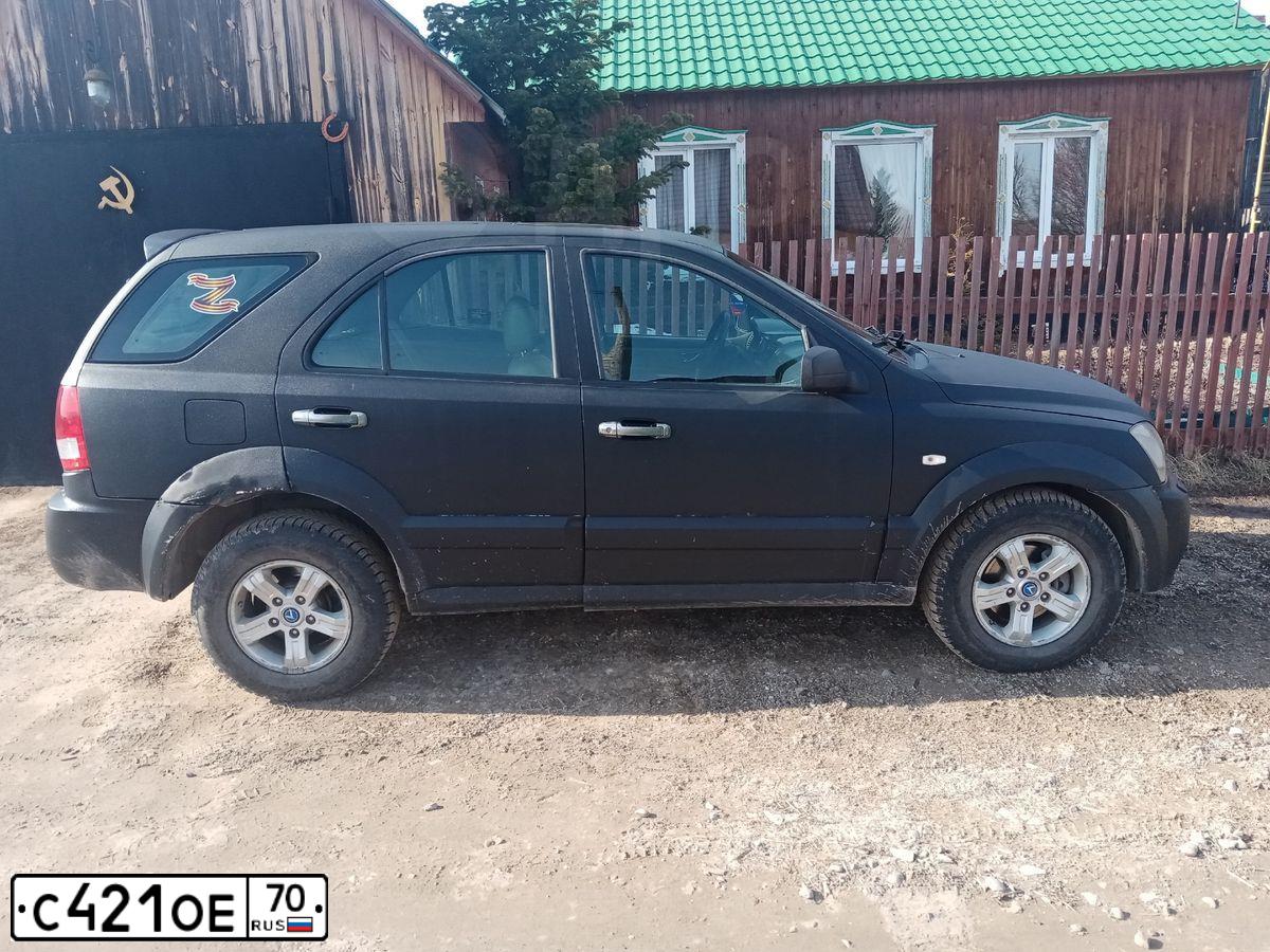 Фото автомобиля KIA SORENTO, 2002 — госномер Н766ЕО70. Цвет: ЧЕРНЫЙ