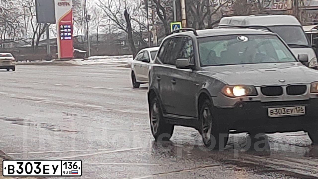 Фото автомобиля BMW X3, 2005 — госномер В303ЕУ136. Цвет: СЕРЫЙ