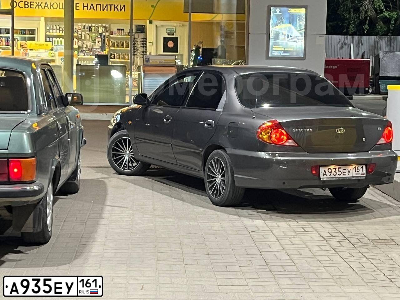 Фото автомобиля KIA SPECTRA, 2005 — госномер А935ЕУ161. Цвет: СЕРОЕ ОЛОВО