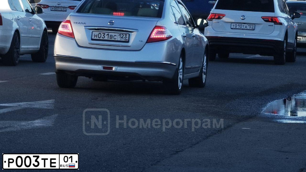 Фото автомобиля TOYOTA CAMRY, 2015 — госномер Р003ТЕ01. Цвет: Белый