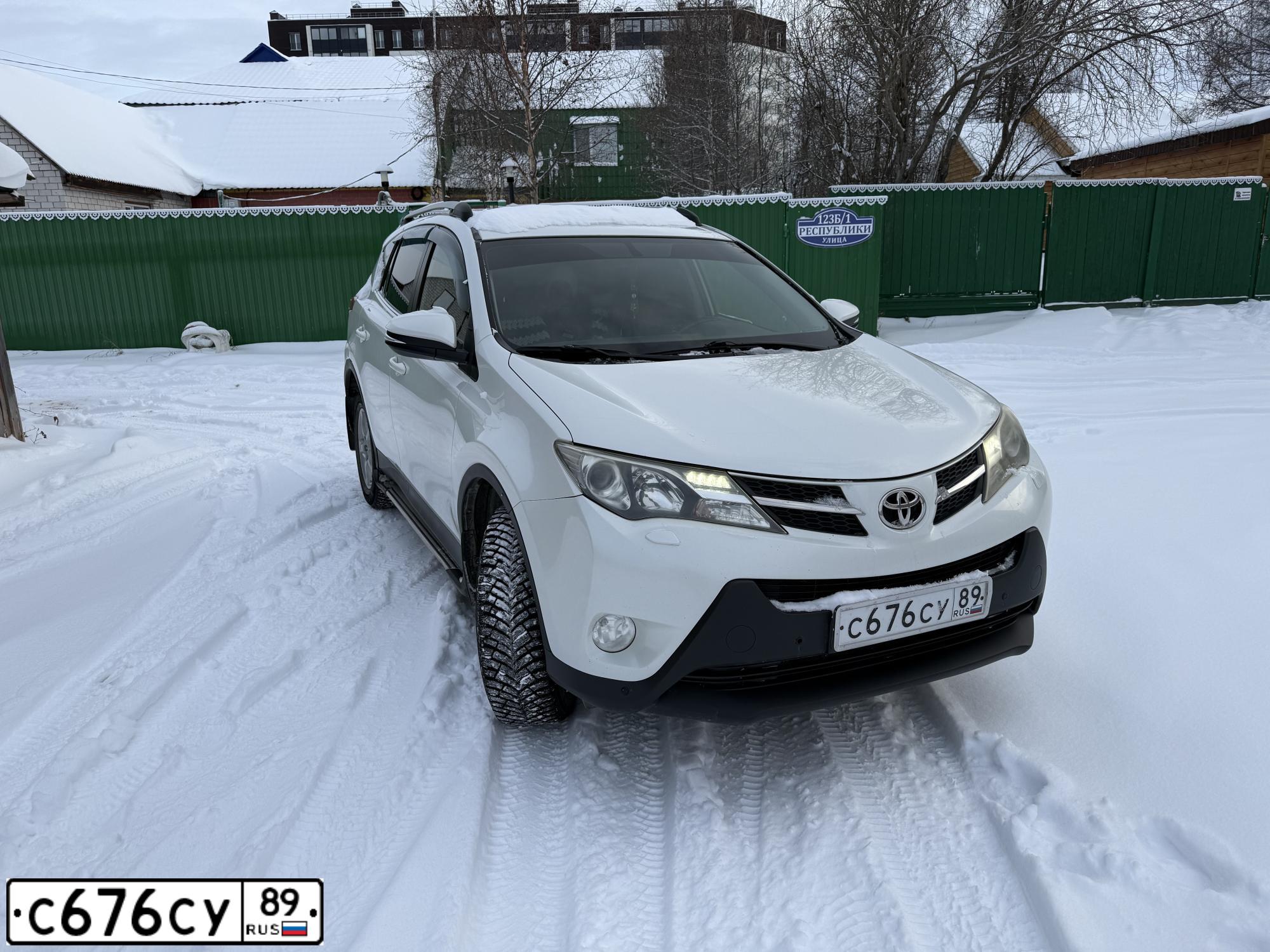 Фото автомобиля TOYOTA RAV4, 2015 — госномер С676СУ89. Цвет: Белый