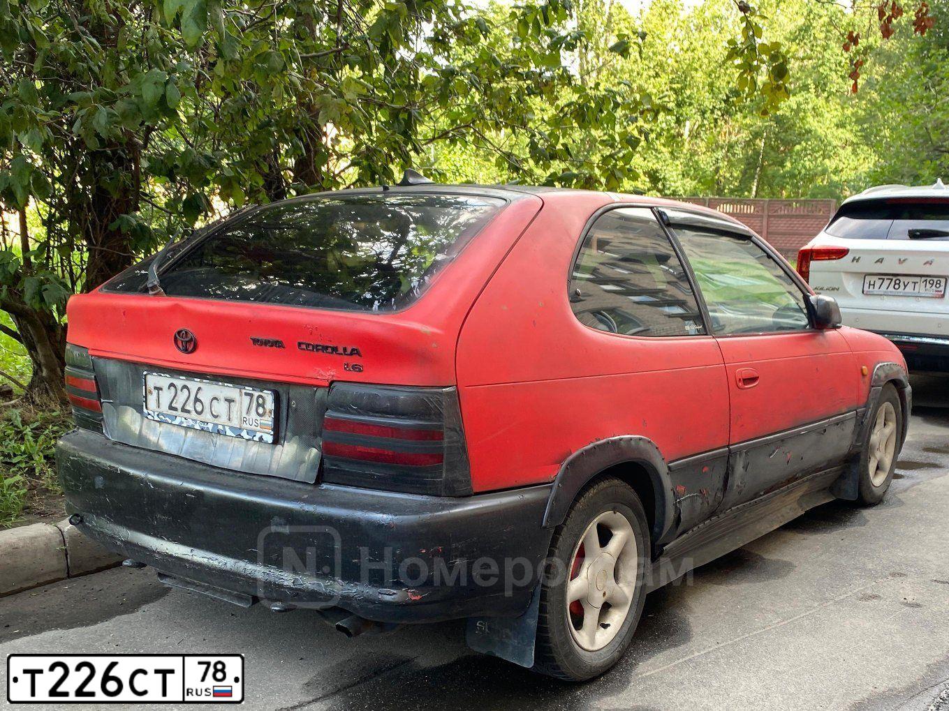 Фото автомобиля TOYOTA COROLLA, 1993 — госномер Т226СТ78. Цвет: КРАСНЫЙ