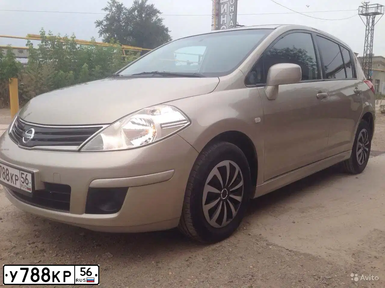 Фото автомобиля NISSAN TIIDA, 2013 — госномер Р888ТА56. Цвет: СВЕТЛО-КОРИЧНЕВЫЙ