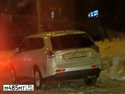 Фото автомобиля MITSUBISHI OUTLANDER, 2013 — госномер М485МТ51. Цвет: БЕЛЫЙ