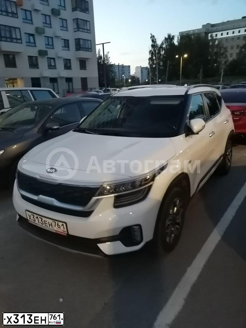 Фото автомобиля KIA SELTOS, 2019 — госномер Х313ЕН761. Цвет: Белый