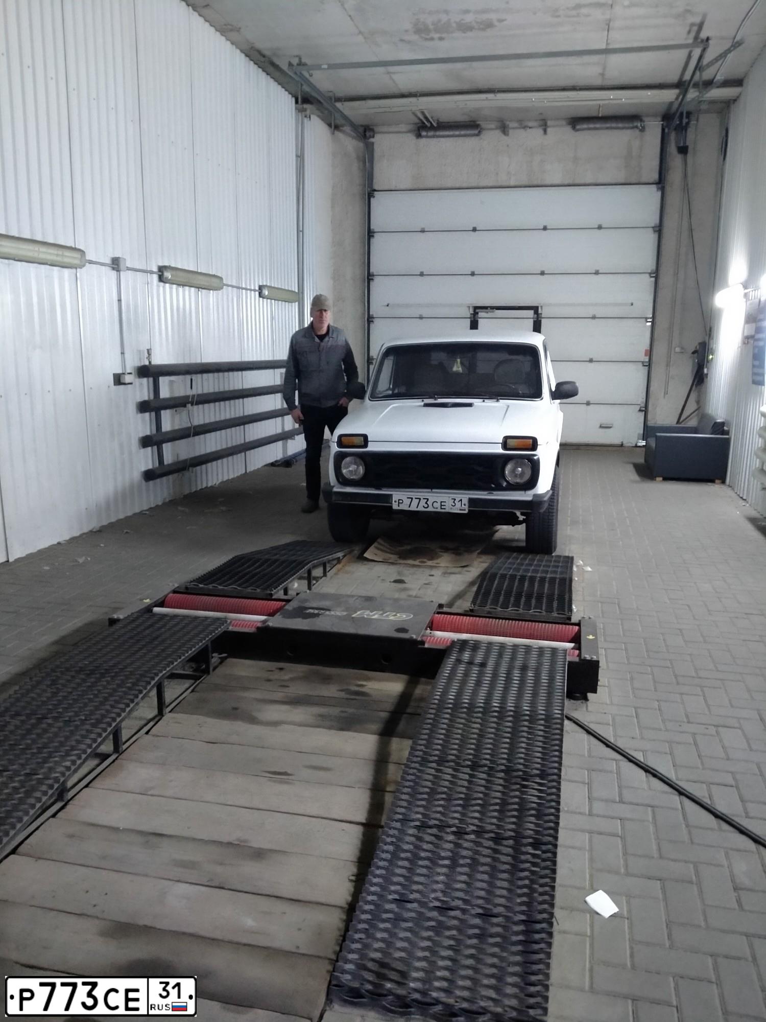 Фото автомобиля LADA 2121 NIVA, 1996 — госномер К111НС31. Цвет: БЕЛЫЙ