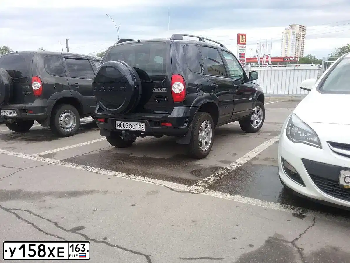 Фото автомобиля CHEVROLET NIVA, 2015 — госномер В500СМ763. Цвет: Зелено-коричневый металлик