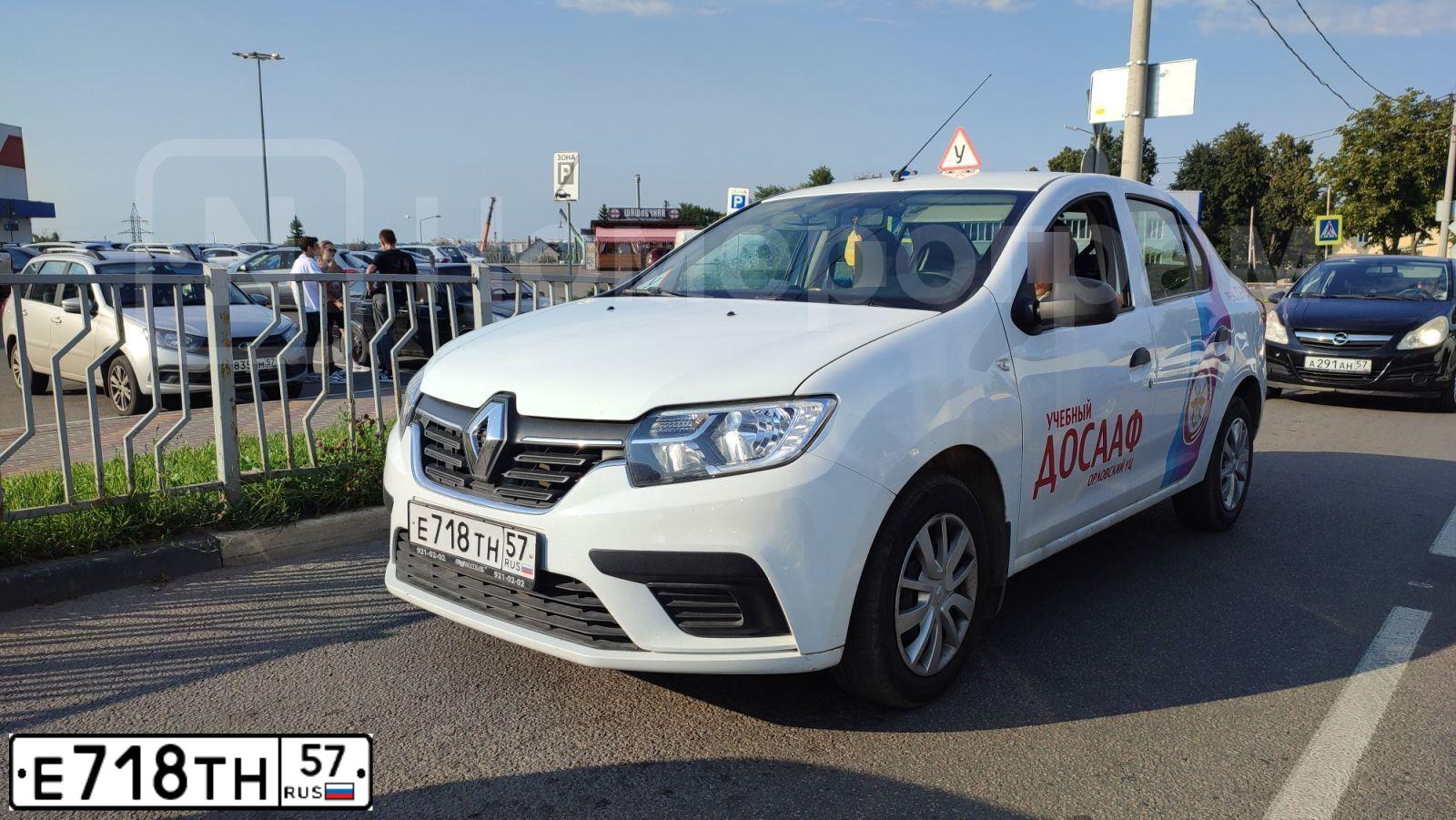 Фото автомобиля RENAULT LOGAN, 2020 — госномер Е718ТН57. Цвет: Белый