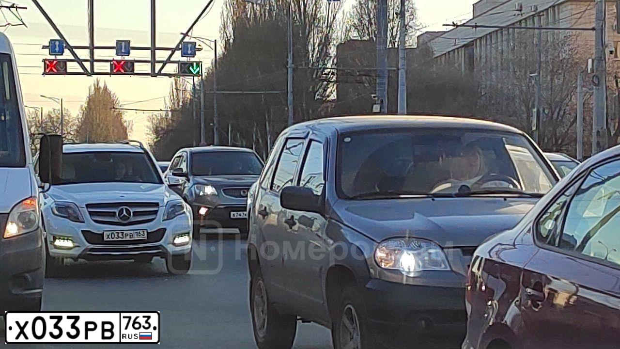 Фото автомобиля HYUNDAI SOLARIS, 2013 — госномер Х033РВ763. Цвет: Серебристый