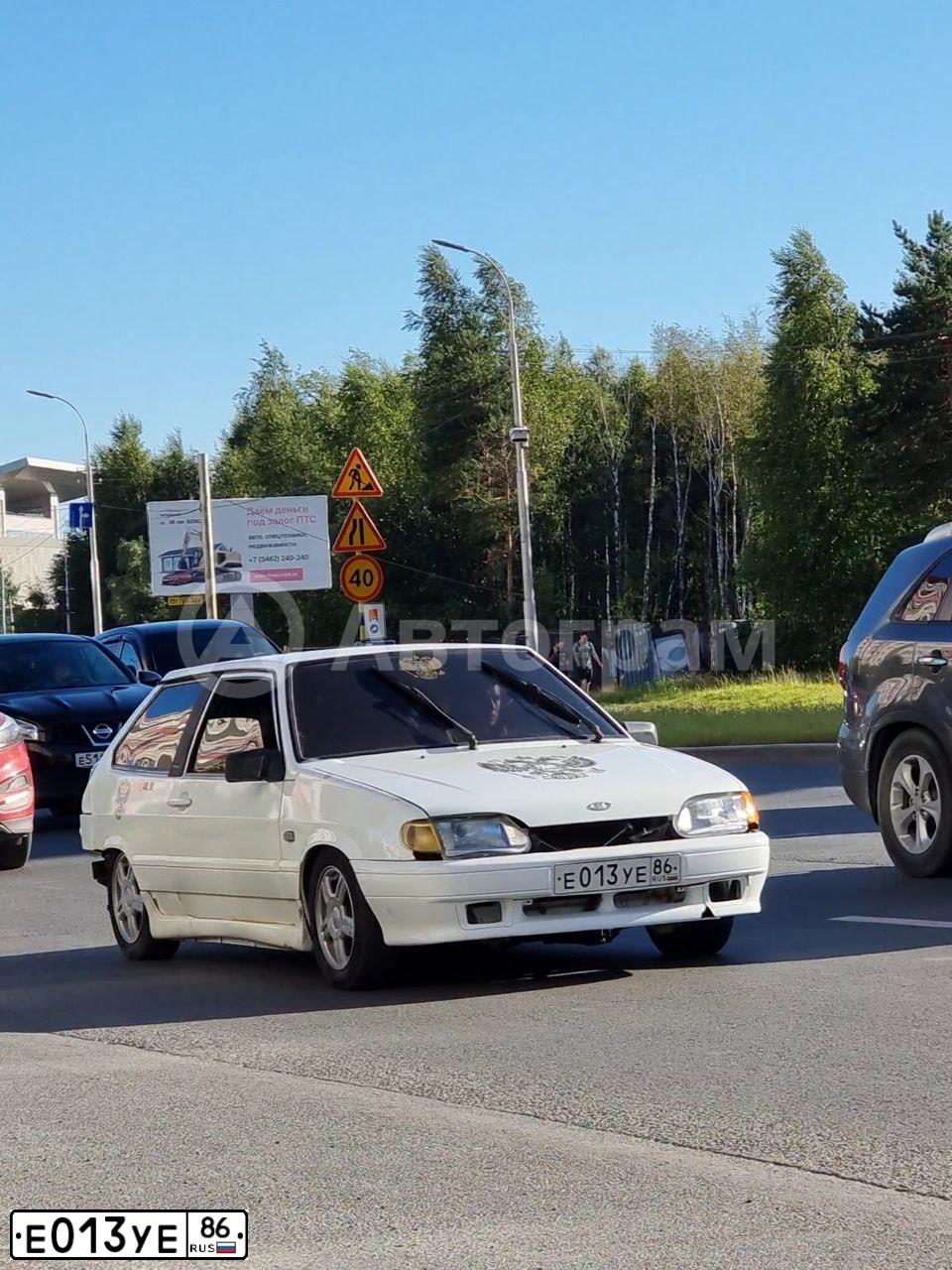 Фото автомобиля LADA 2113 SAMARA, 2010 — госномер Е013УЕ86. Цвет: БЕЛЫЙ