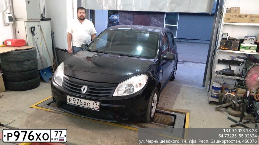 Фото автомобиля RENAULT SANDERO, 2013 — госномер М194МР702. Цвет: ЧЕРНЫЙ