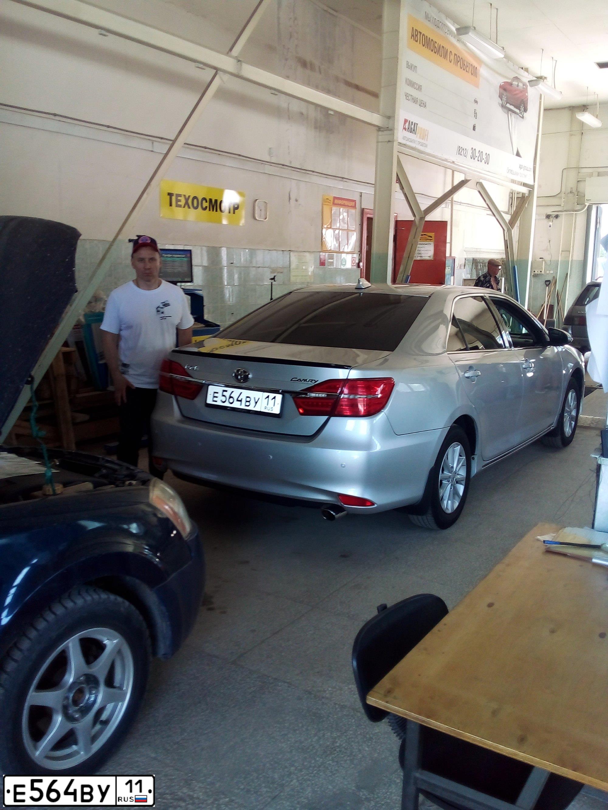 Фото автомобиля TOYOTA CAMRY, 2013 — госномер Е564ВУ11. Цвет: Серебристый