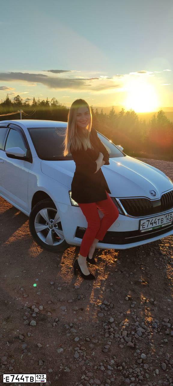 Фото автомобиля SKODA OCTAVIA, 2017 — госномер Е744ТВ123. Цвет: БЕЛЫЙ