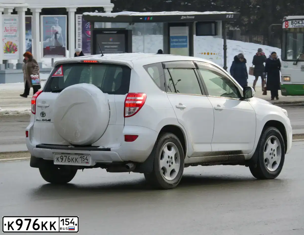Фото автомобиля TOYOTA RAV4, 2012 — госномер К976КК154. Цвет: БЕЛЫЙ