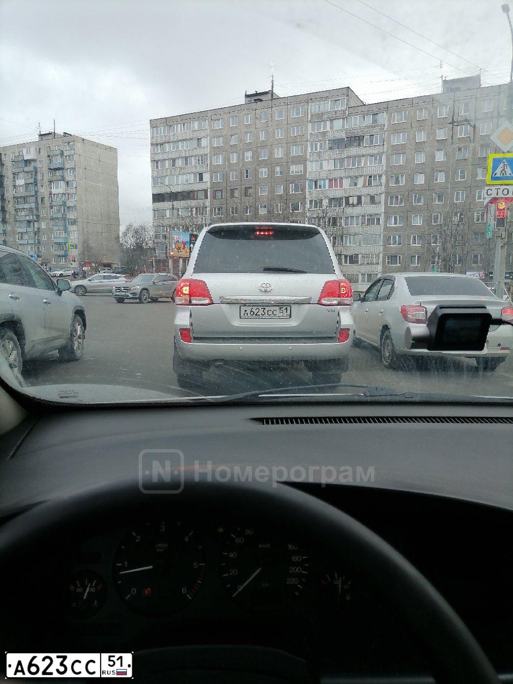 Фото автомобиля TOYOTA LANDCRUISER 200, 2008 — госномер А623СС51. Цвет: Серебристый