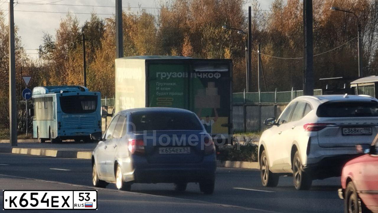Фото автомобиля LADA 2190 GRANTA, 2020 — госномер К654ЕХ53. Цвет: ЯРКО-СИНИЙ